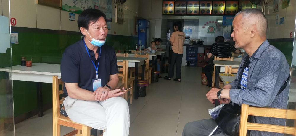 刘总在与院民谈心