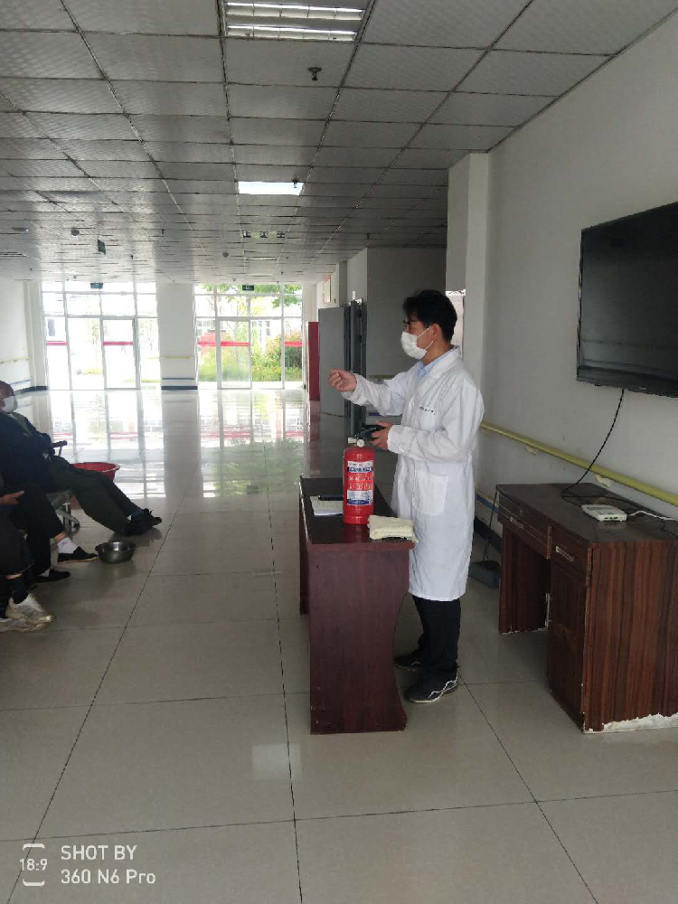 养老院院长在给院民进行消防培训和演练