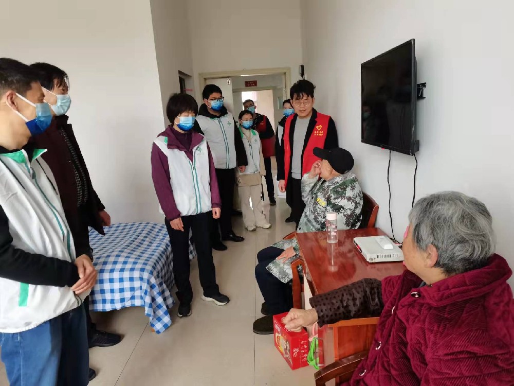 鄂东大桥散花收费站对朝阳养老院的捐赠