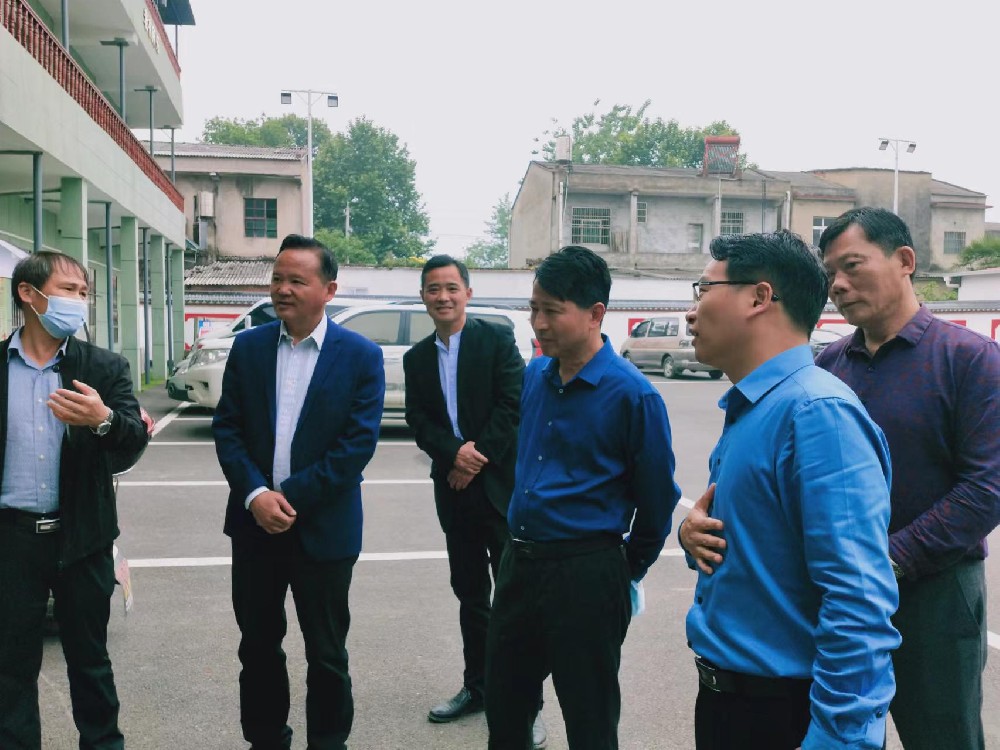 民政局长到养老院调研