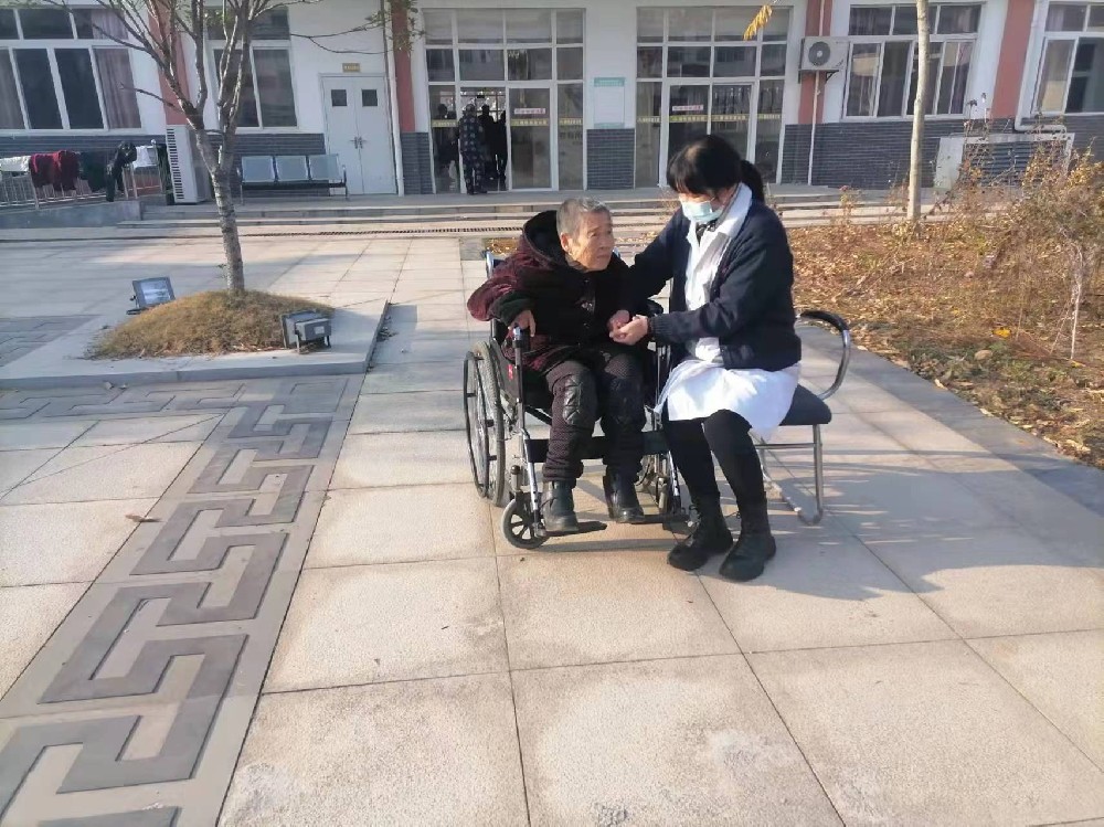 院领导在给院民谈心