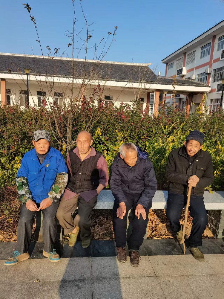 院民在一起谈心