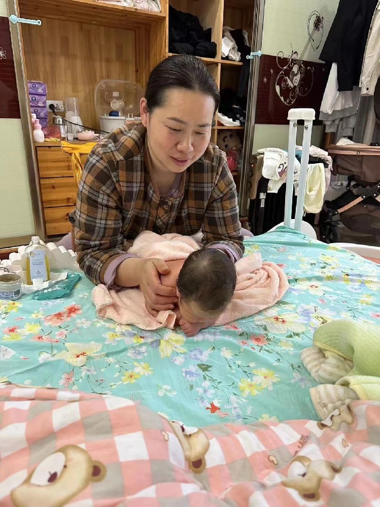 月嫂在给婴儿做抚触