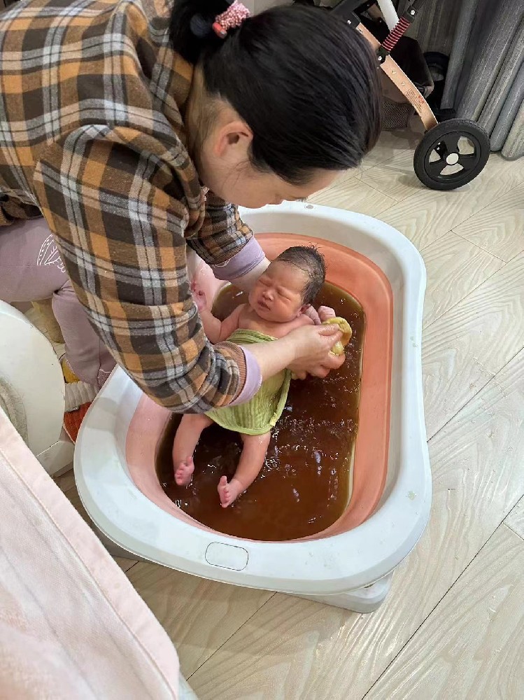 月嫂在给婴儿洗澡